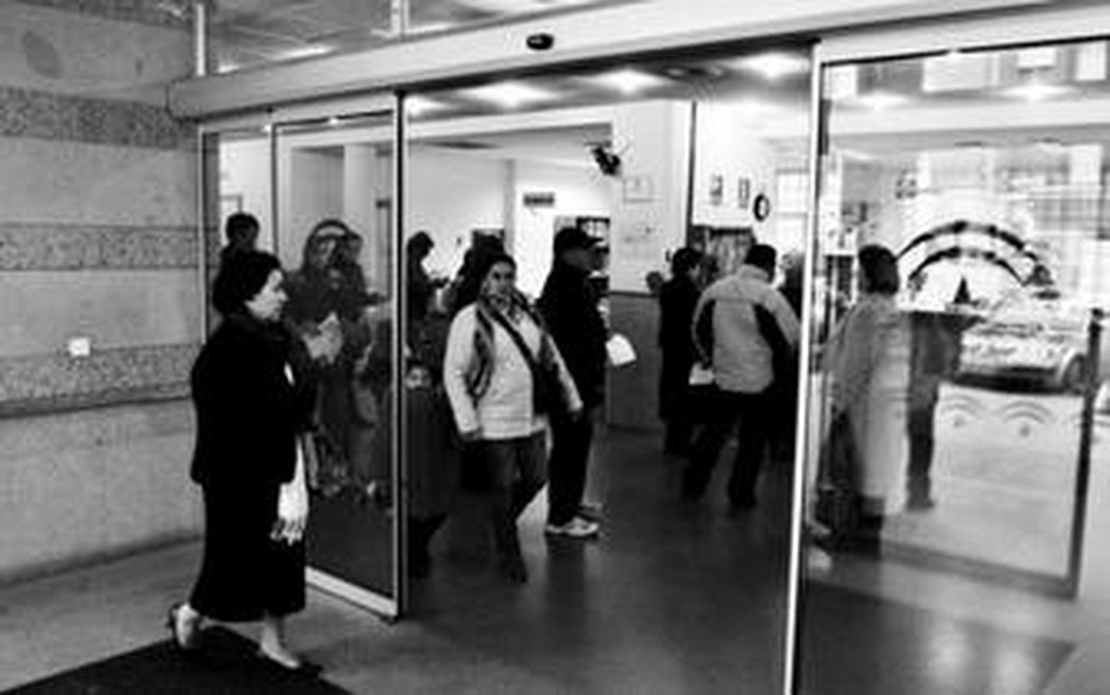 El centro de salud de Poniente registró ayer una gran cantidad de visitas de usuarios.