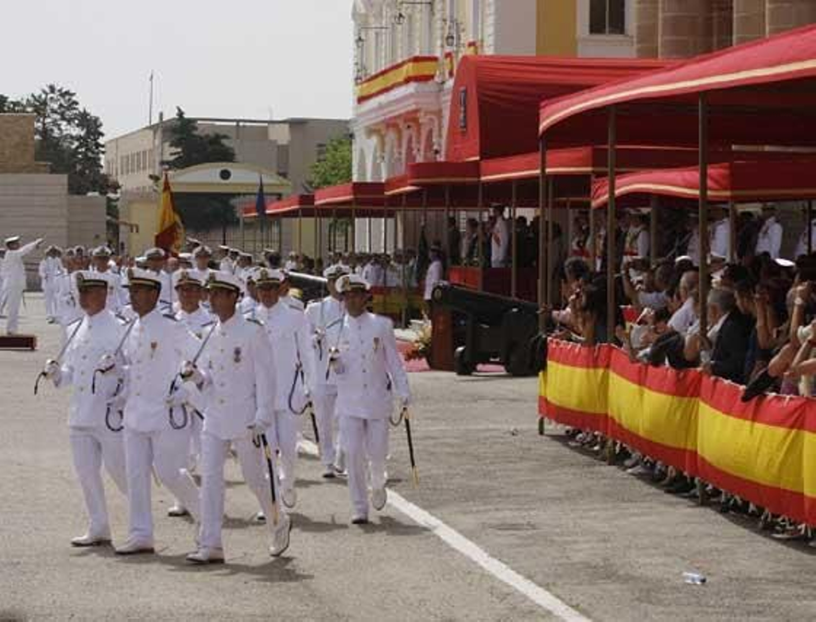 El Príncipe preside en La Isla la entrega de los Reales Despachos a los números uno del Cuerpo General de la Armada.

Foto: Nuria Reina