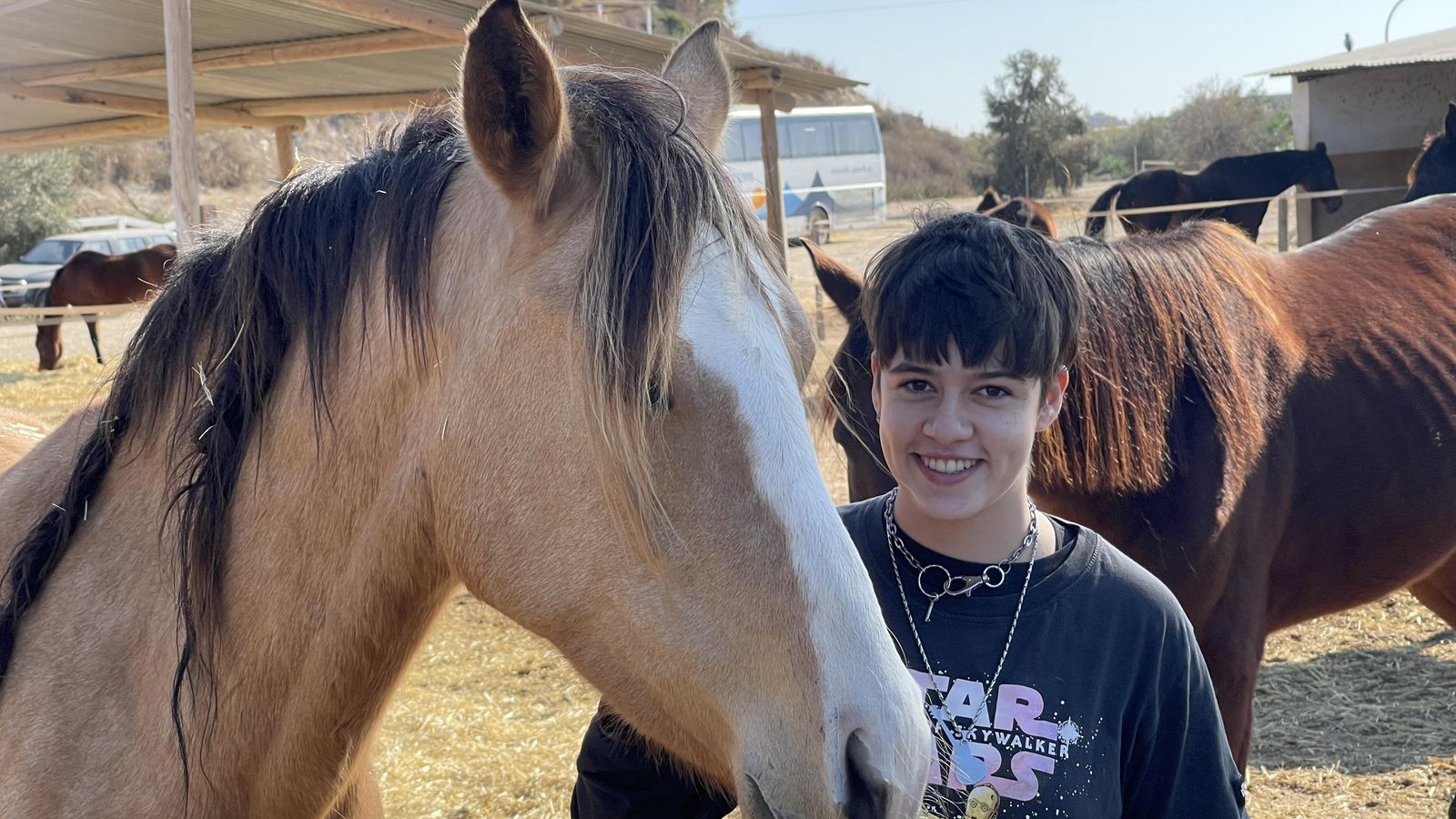 Marta conoce a cada uno de los caballos del club veratense, donde ha pasado muchas horas desde los ocho años.
