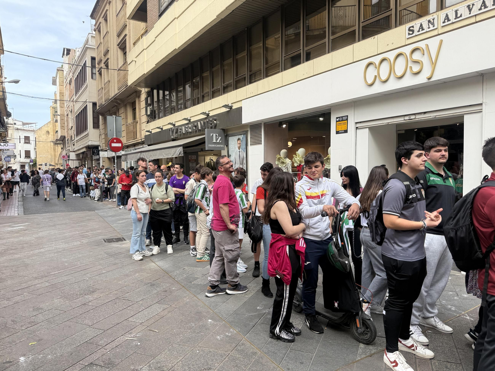 La afición del Córdoba CF enloquece con Álex Sala y Albarrán en el centro de la ciudad