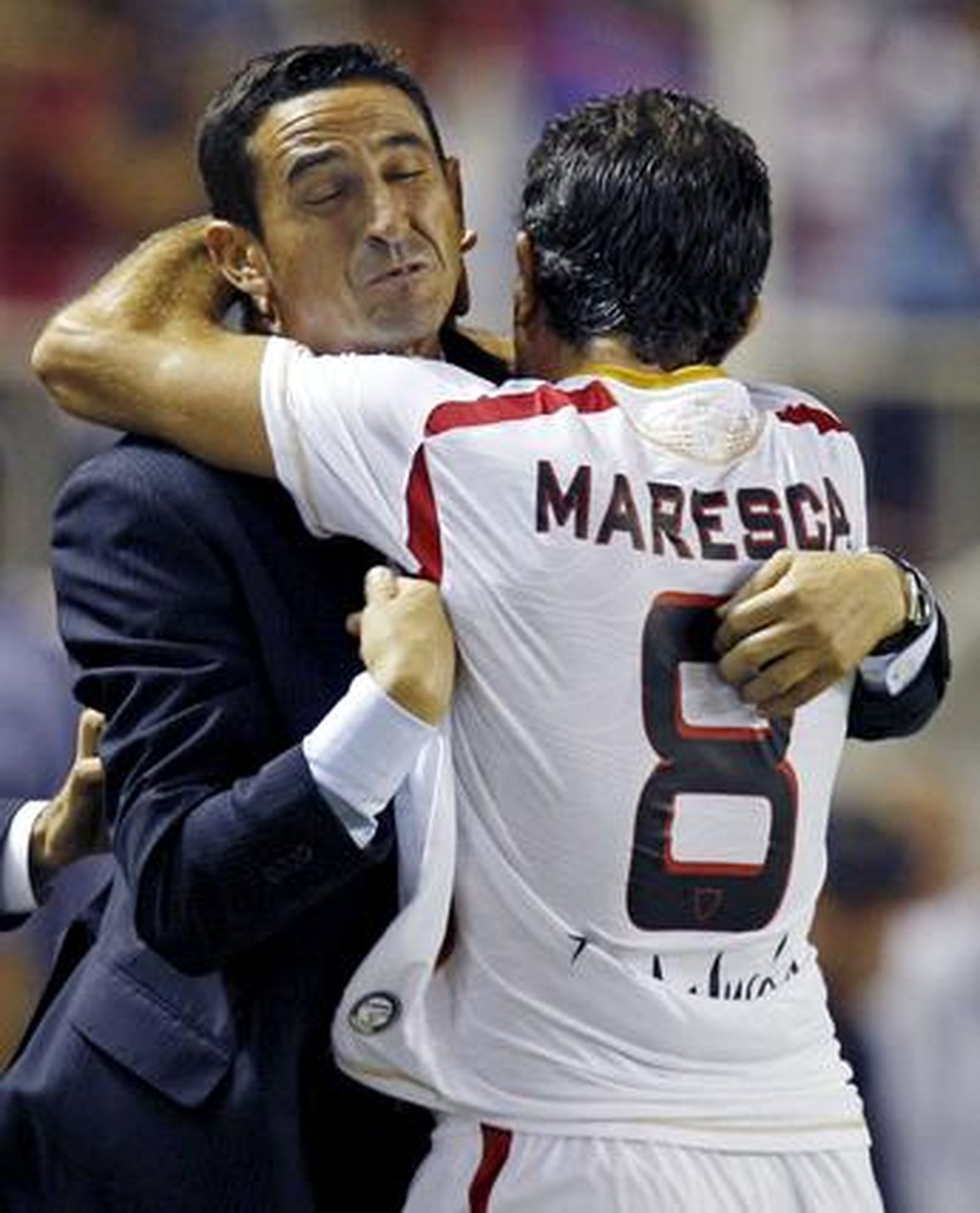 Maresca abraza a Jiménez tras marcar un gol en un momento en el que el tecnico estaba cuestionado.

Foto: Julio Muñoz / Efe
