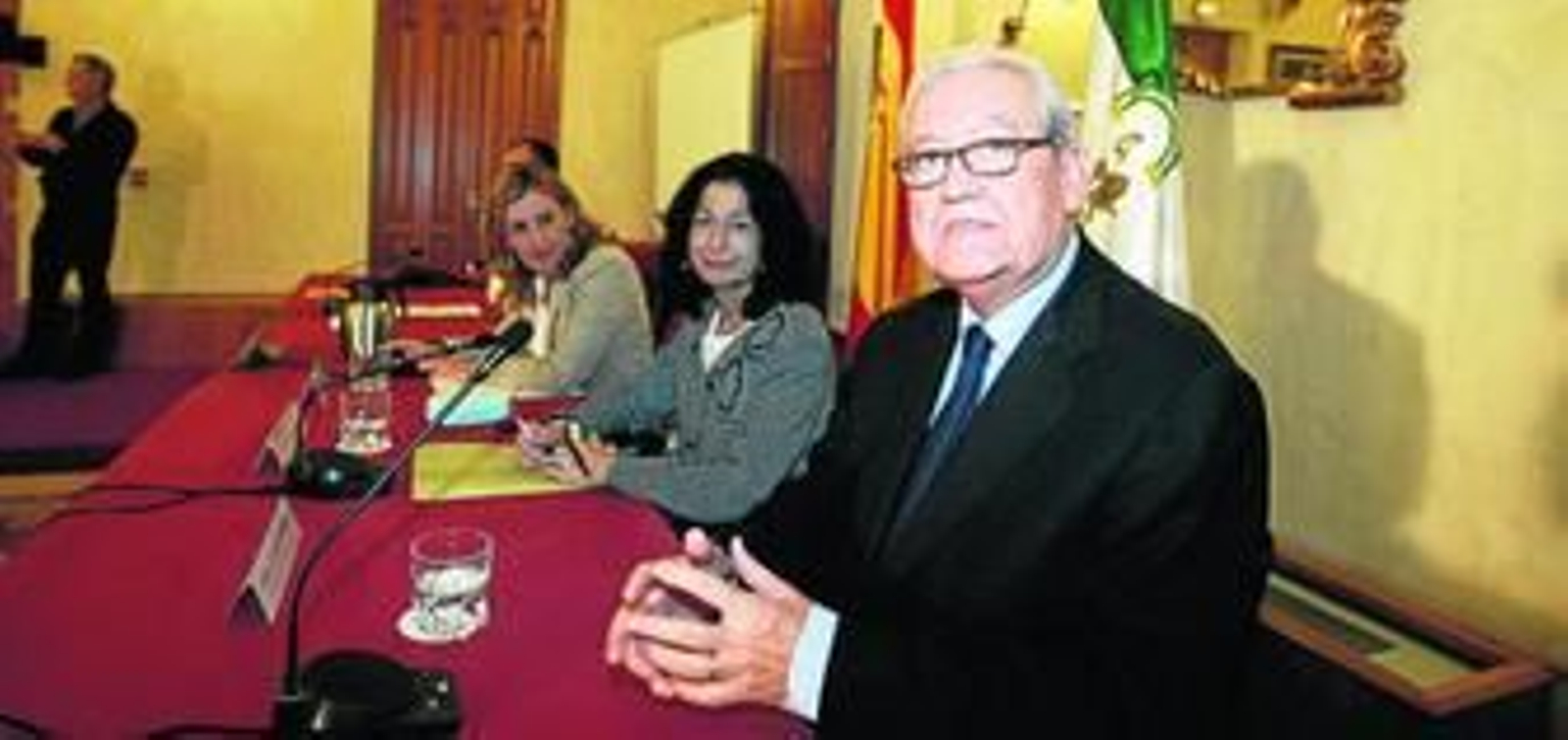 Rafael Escuredo diserta sobre la difícil época de la Autonomía