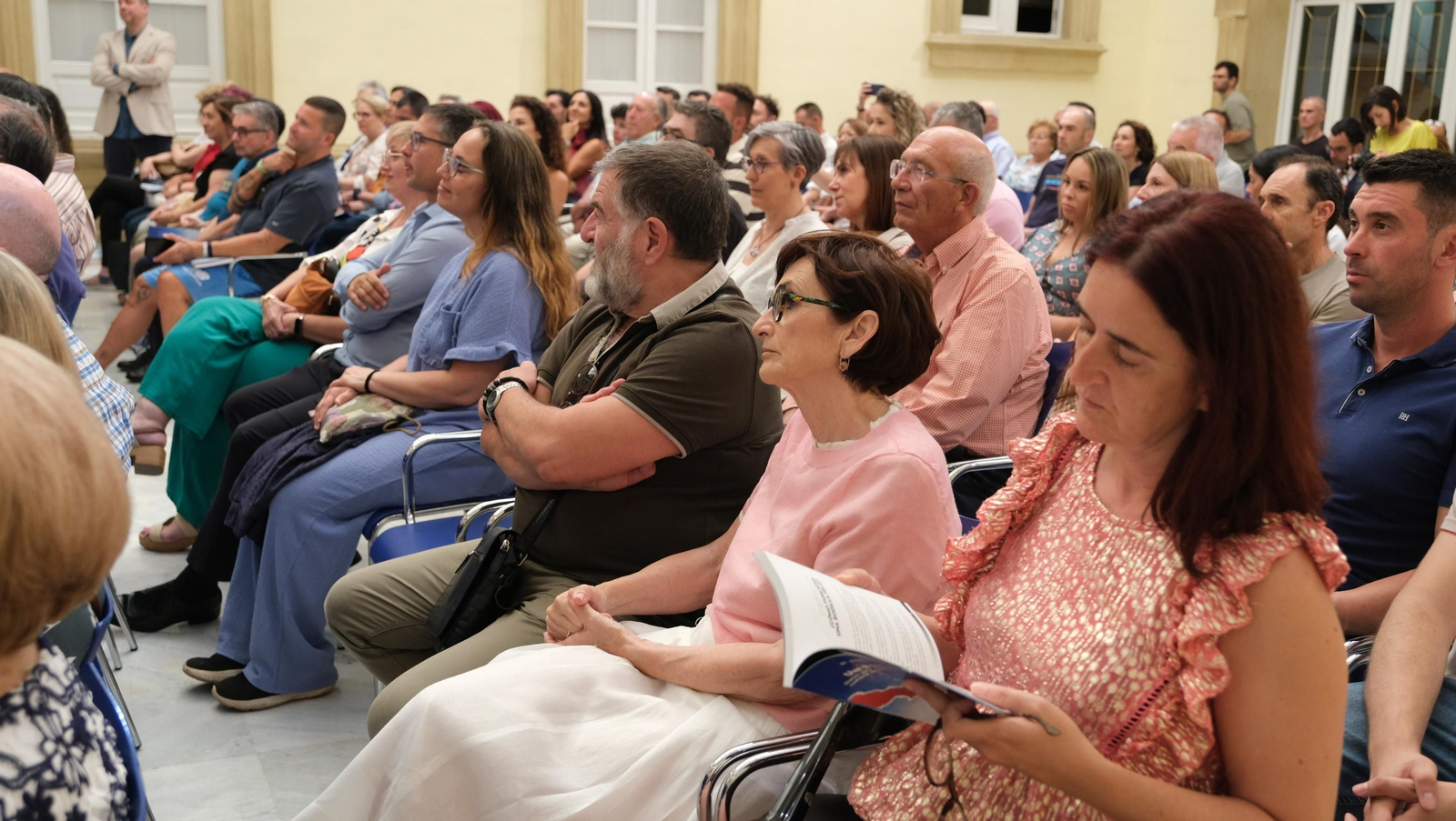 El Doctor Antonio Ríos presenta su libro 'Una Rodilla Feliz', en imágenes