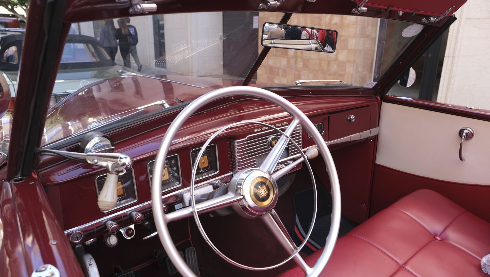 La 33 Ruta de Automóviles Antiguos toma las calles de Almería