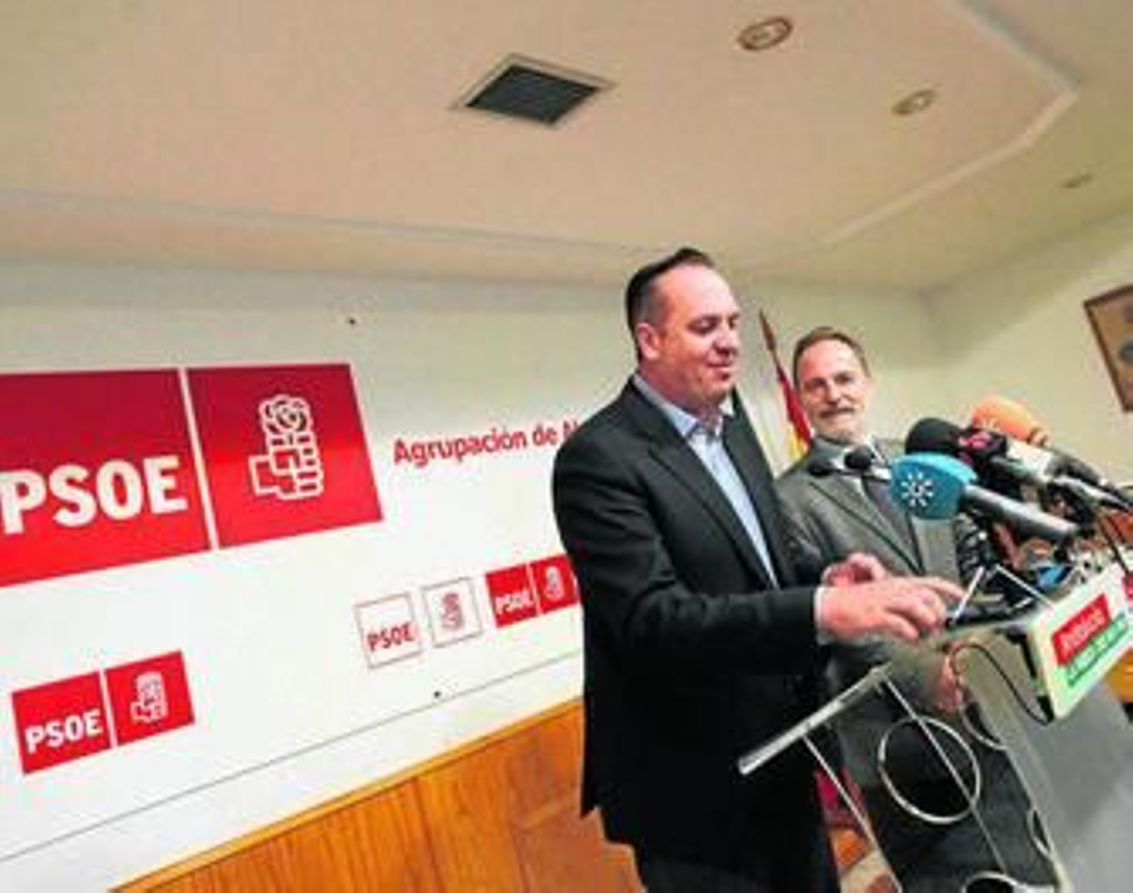 Ruiz Boix y De la Encina, en la sede del PSOE, ayer.