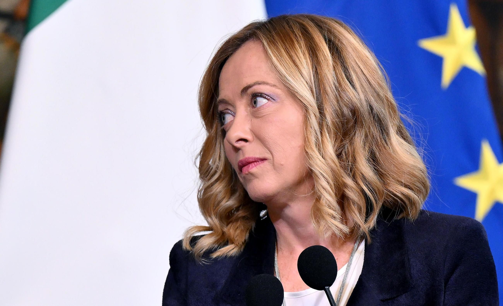 El Gobierno de Giorgia Melonia activa una segunda deportación de 8 inmigrantes a Albania tras fracasar el primer intento.