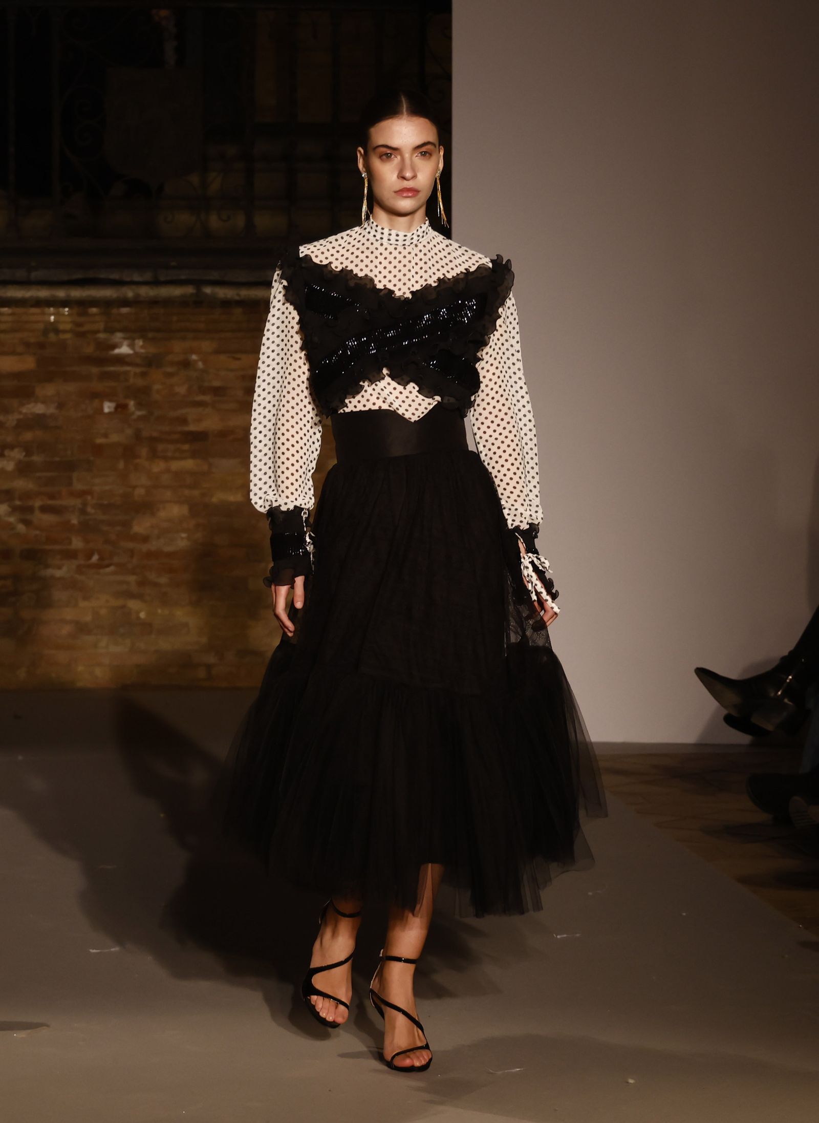 Las tendencias en vestidos de novia e invitada de la pasarela SIQ, en fotos