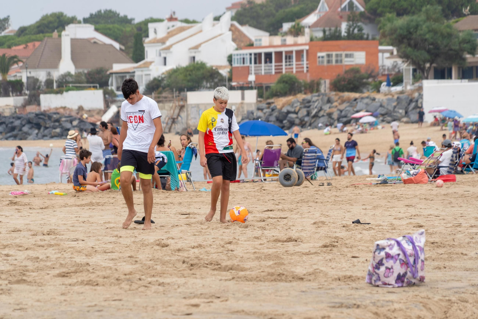 La mañana nublada en las playas de El Portíl