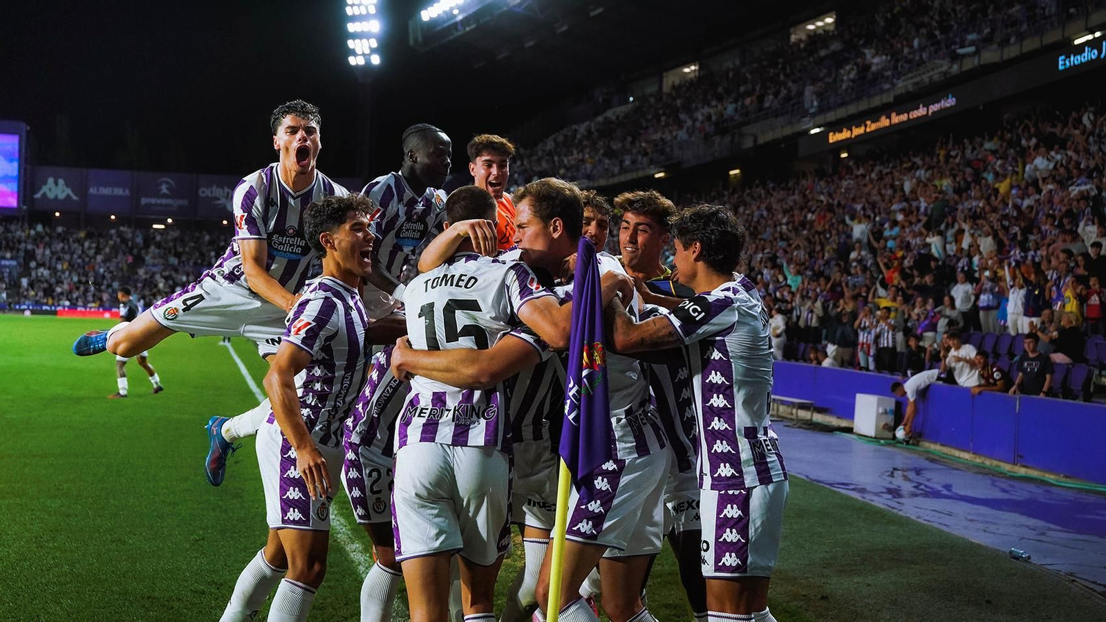 Los jugadores del Real Valladolid celebran uno de los goles ante la UD Almería.