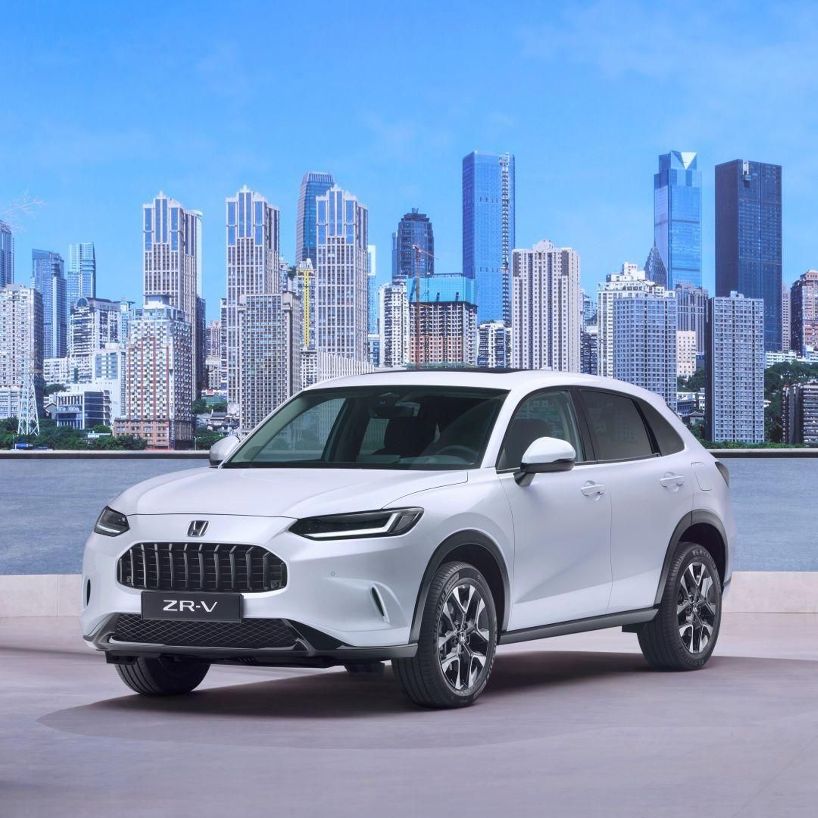 El Honda ZR-V es un SUV de tamaño medio, con 4,57 m de largo, desarrollado a partir de la plataforma del Civic y con el sistema de propulsión híbrido de éste.