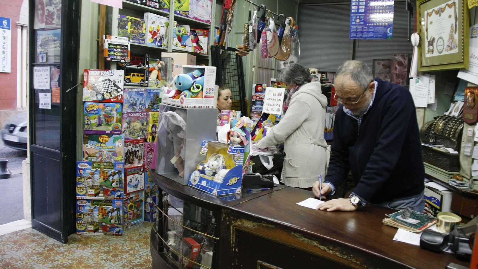 Miguel Sánchez y María del Carmen Márquez, trabajando en la tienda.
