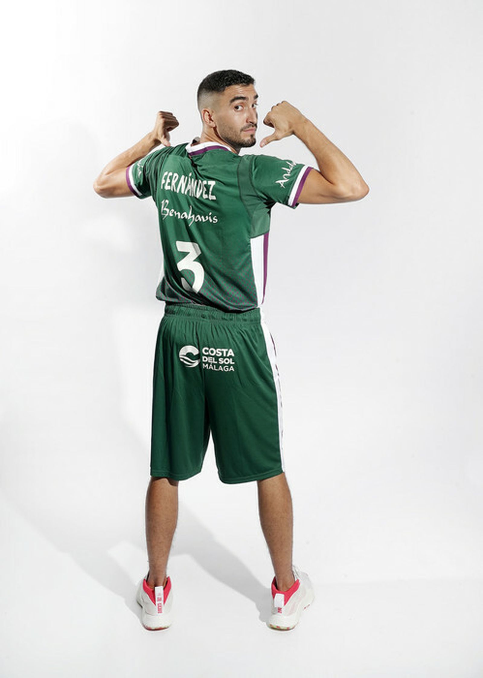 Jaime Fernández posa con su camiseta.