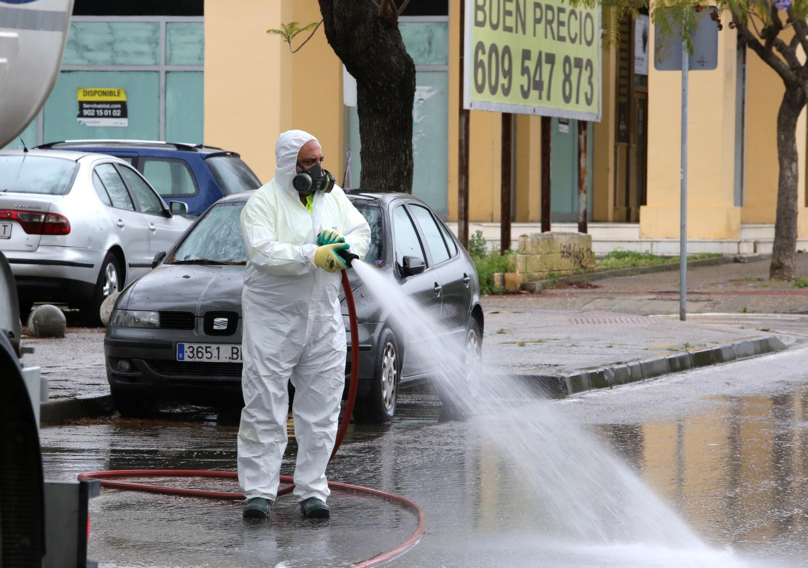 Una imagen de un operario, limpiando las calles.