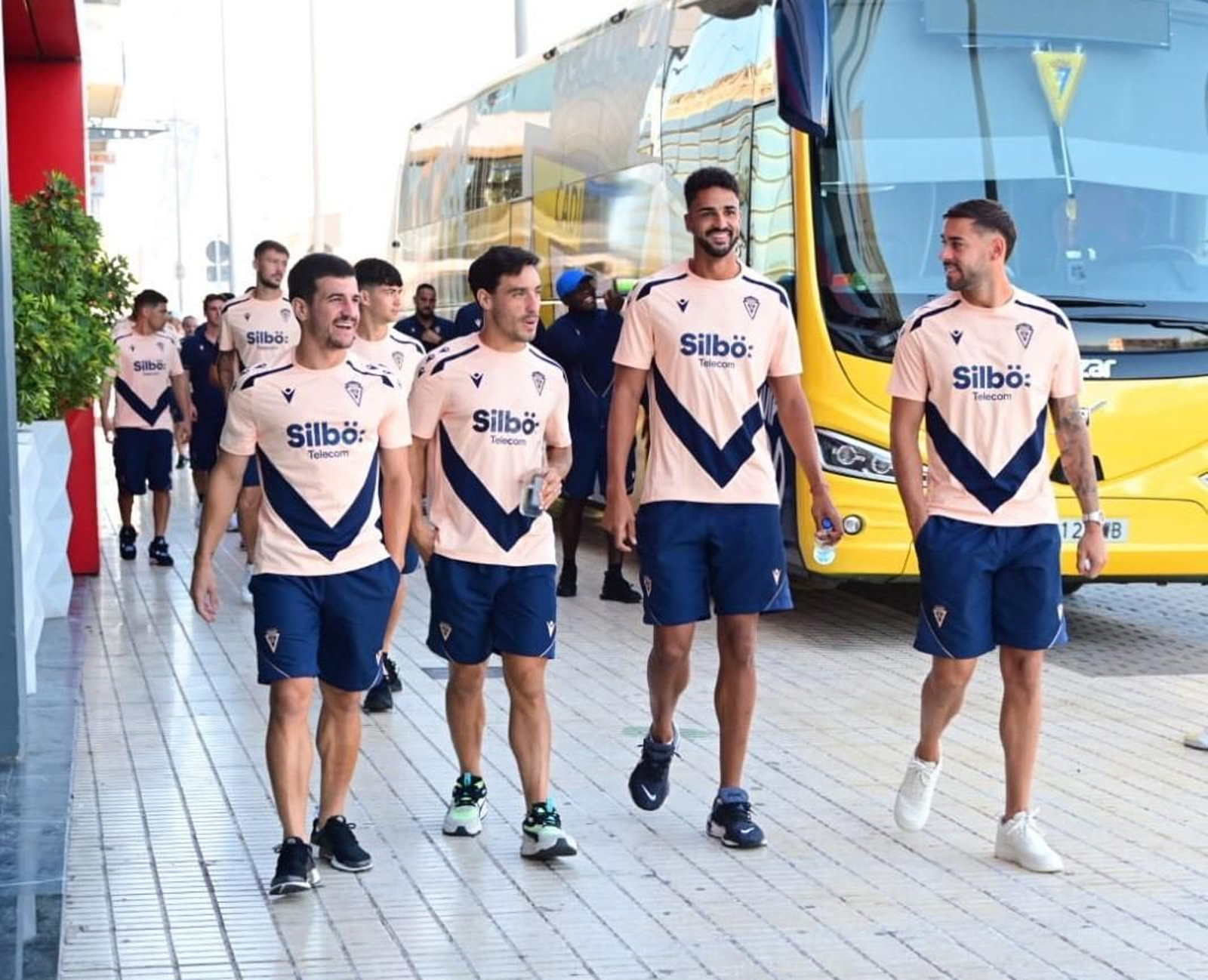 Paseo matutino de los jugadores del Cádiz en Castellón.