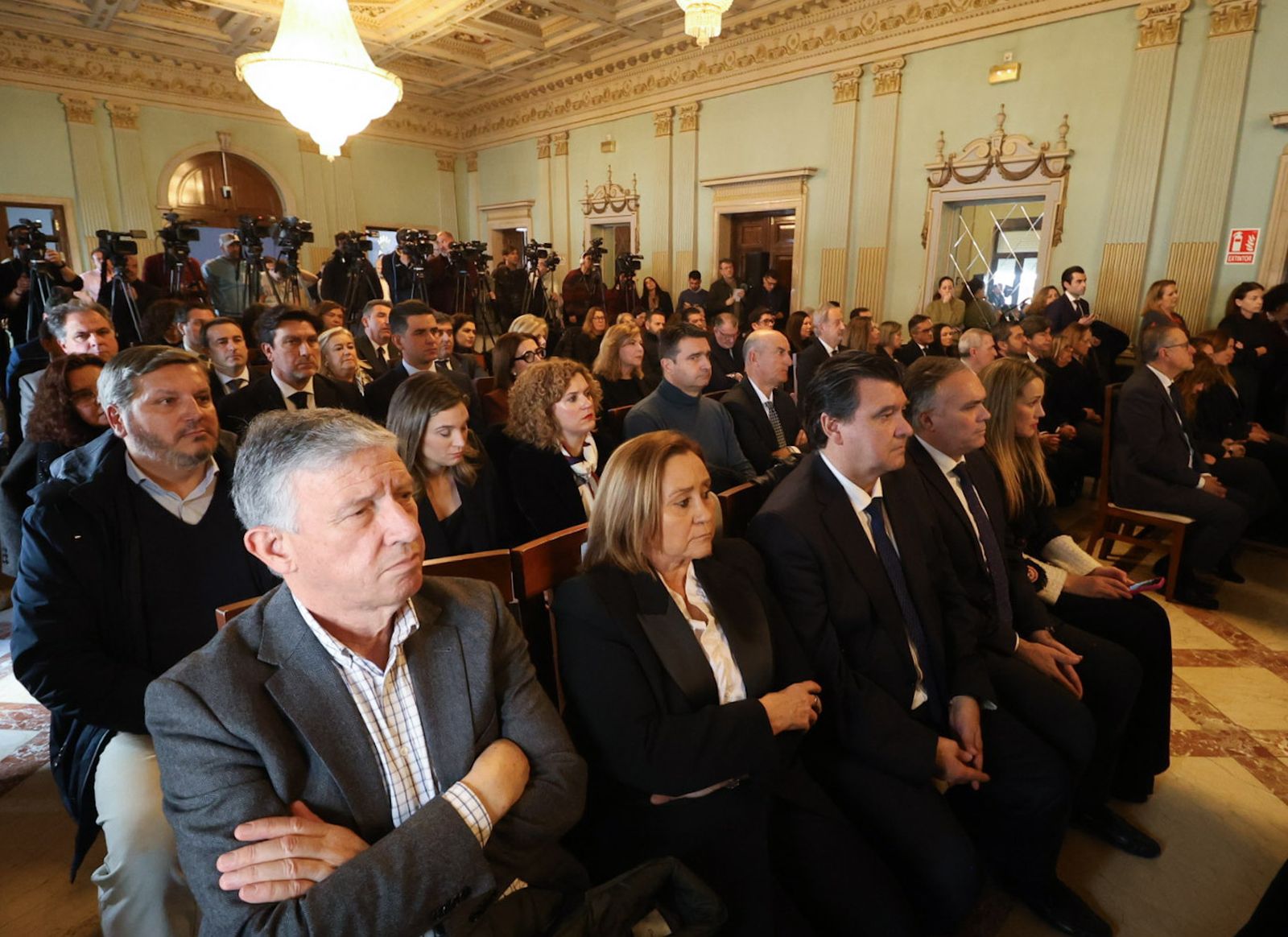 Fotografías del acto de declaración institucional en apoyo a las víctimas del accidente ferroviario de Adamuz y sus familias