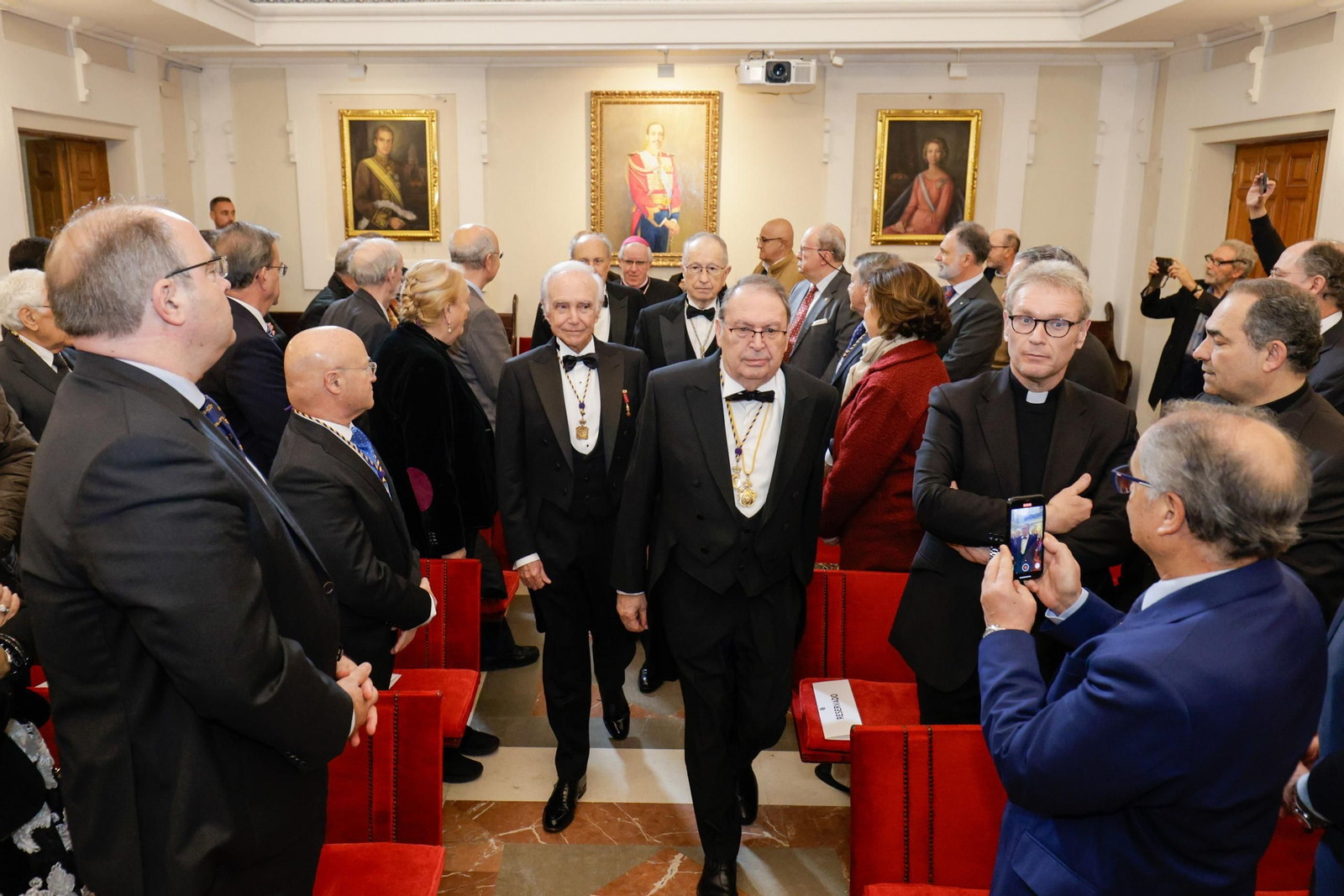 Las imágenes del ingreso como académico de Erudición en la academia de Medicina del arzobispo José Ángel Saiz Meneses