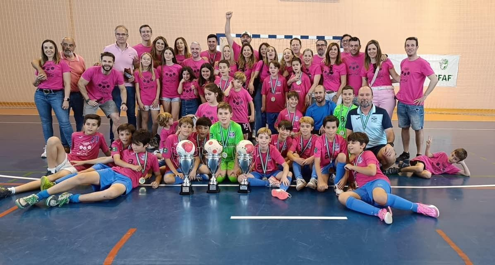El equipo benjamín del CP Maristas celebra su título de cmapeón de Copa Diputación.