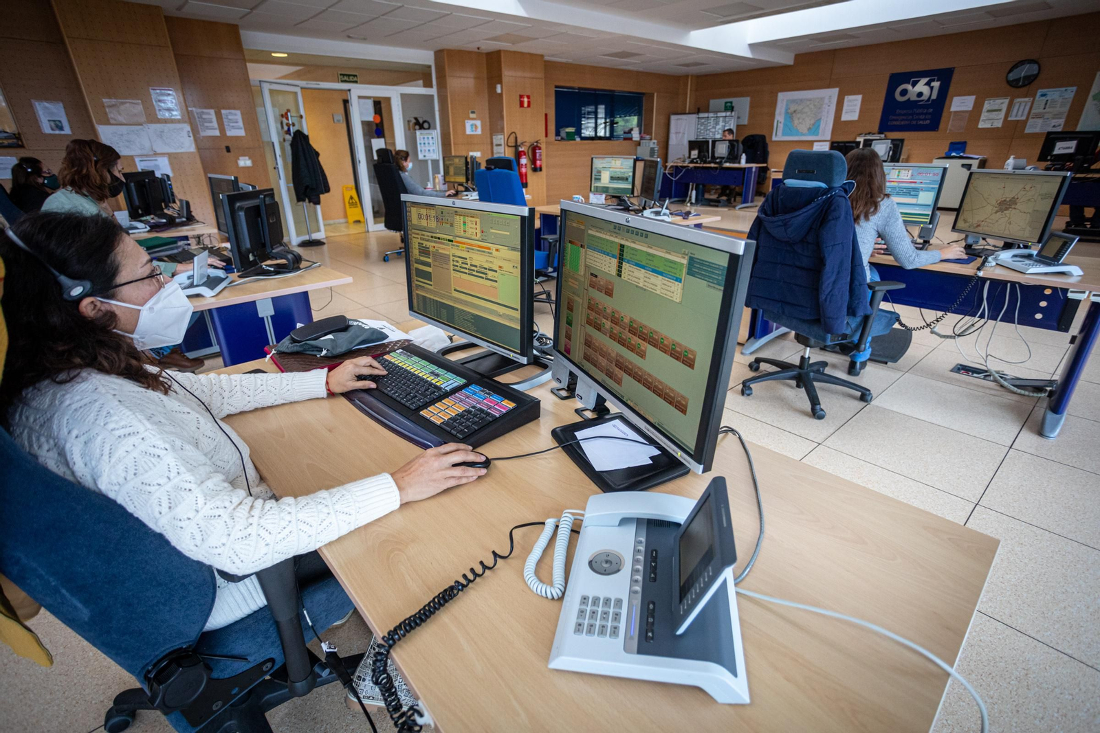 Una teleoperadora en la sala de coordinación del 061 de Cádiz.