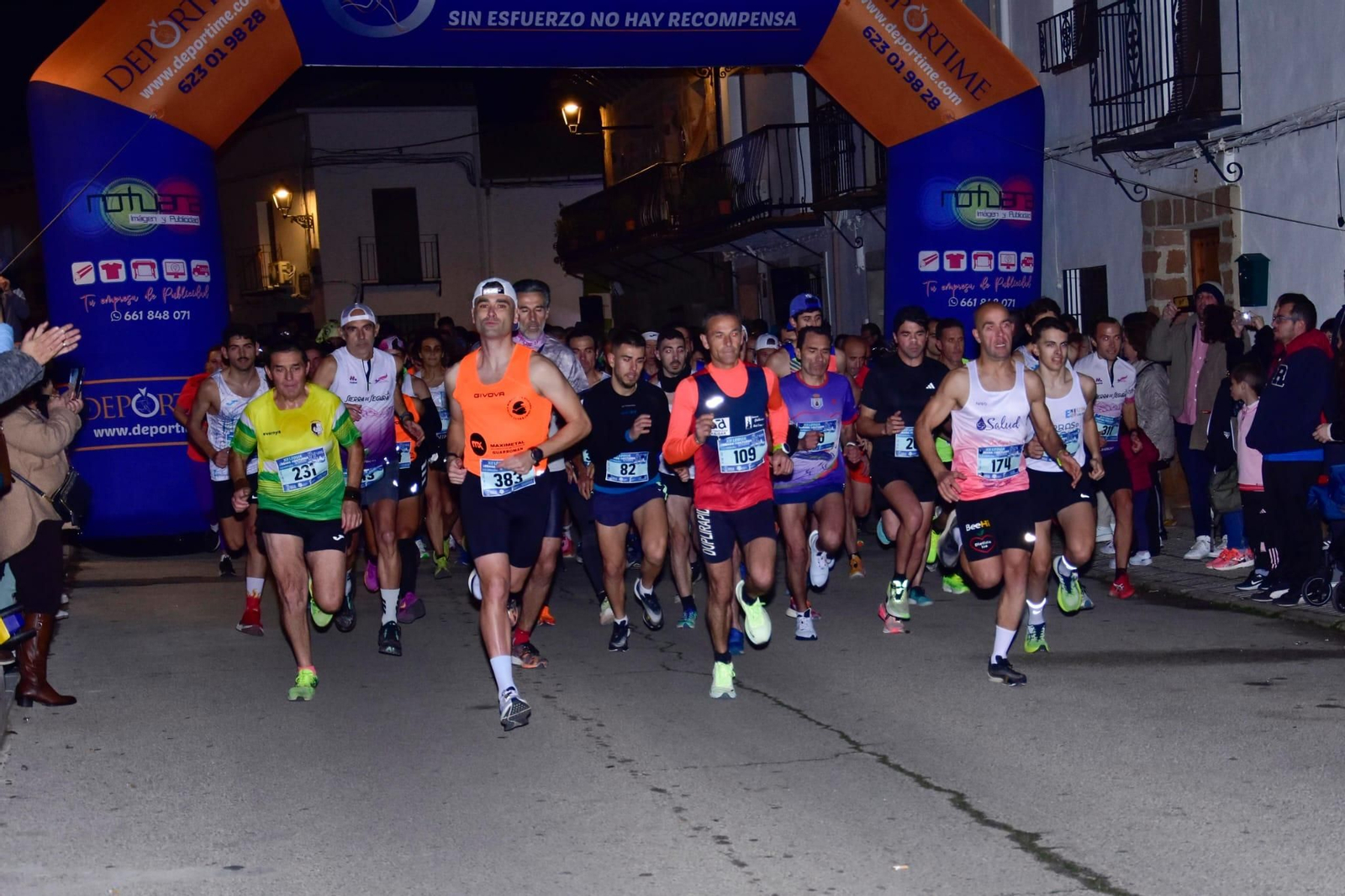 En imágenes: Baños de la Encina luce sus mejores galas en la XII Legua Urbana Nocturna La Bellota