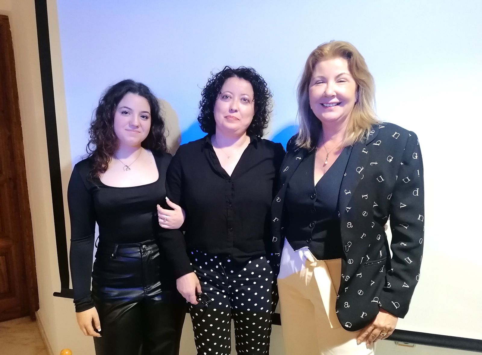 María Sierra entre Patricia Rodríguez Sierra y Rosario Serrano.