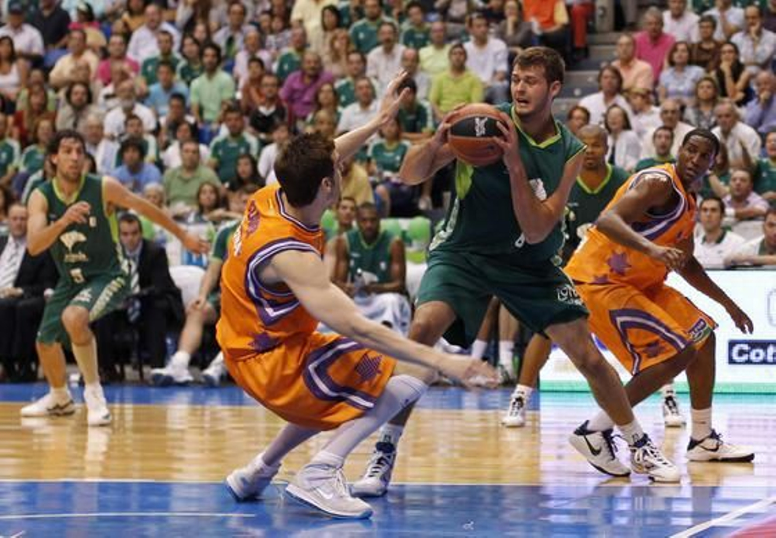 El Unicaja se mete en semifinales de los play-off de la ACB tras ganar en dos partidos al Power Electronics Valencia. / Sergio Camacho