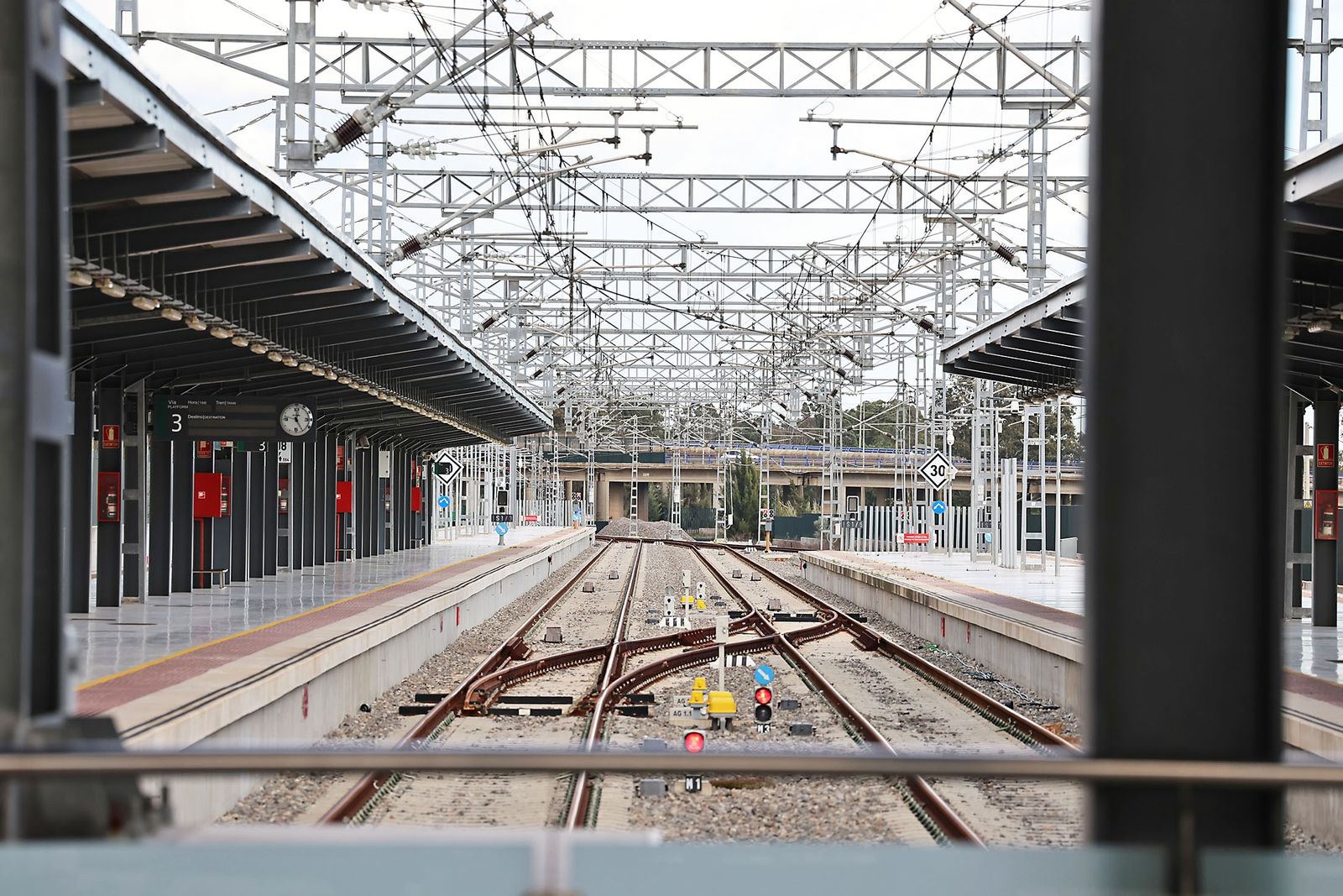 Líneas de las vías de tren en la estación de Huelva.