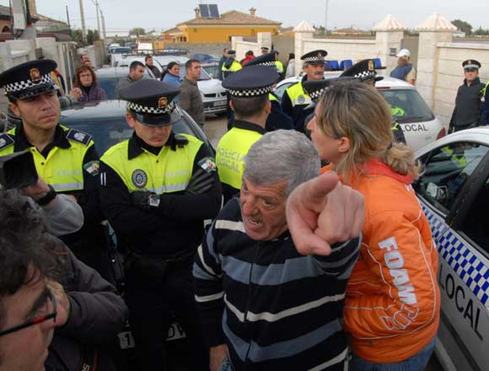 Vecinos impiden la demolición de diez viviendas ilegales en Chiclana