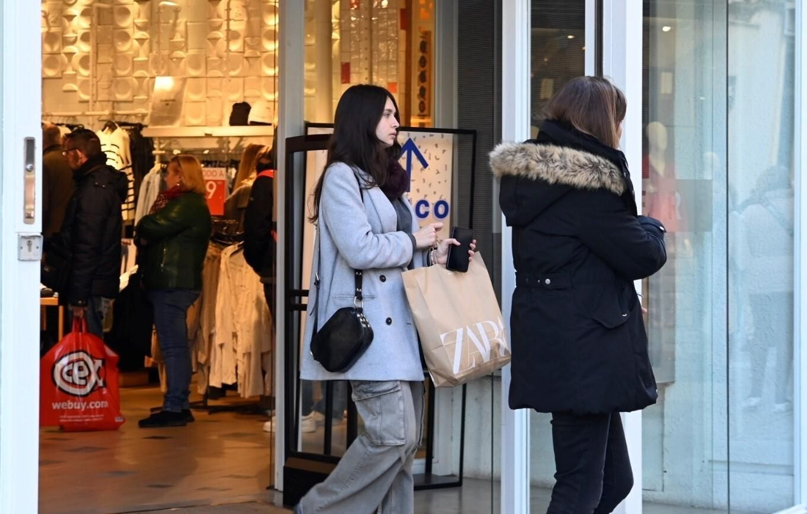 Las cordobeses se echan a la calle el primer día de las rebajas de invierno, en imágenes