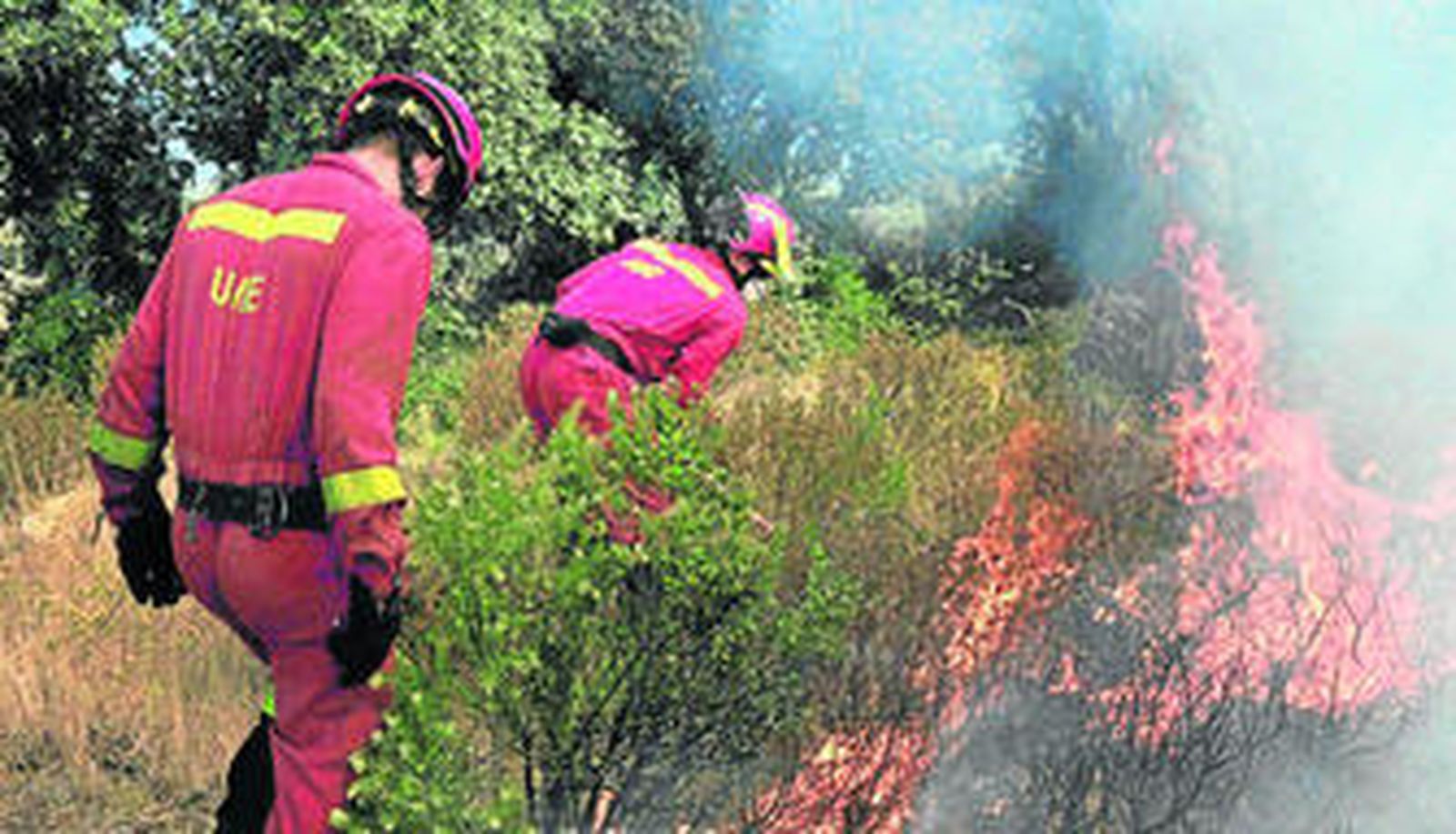 Miembros de la Unidad Militar de Emergencias trabajan en el bosque de Cantallops para sofocar el incendio de La Junquera.
