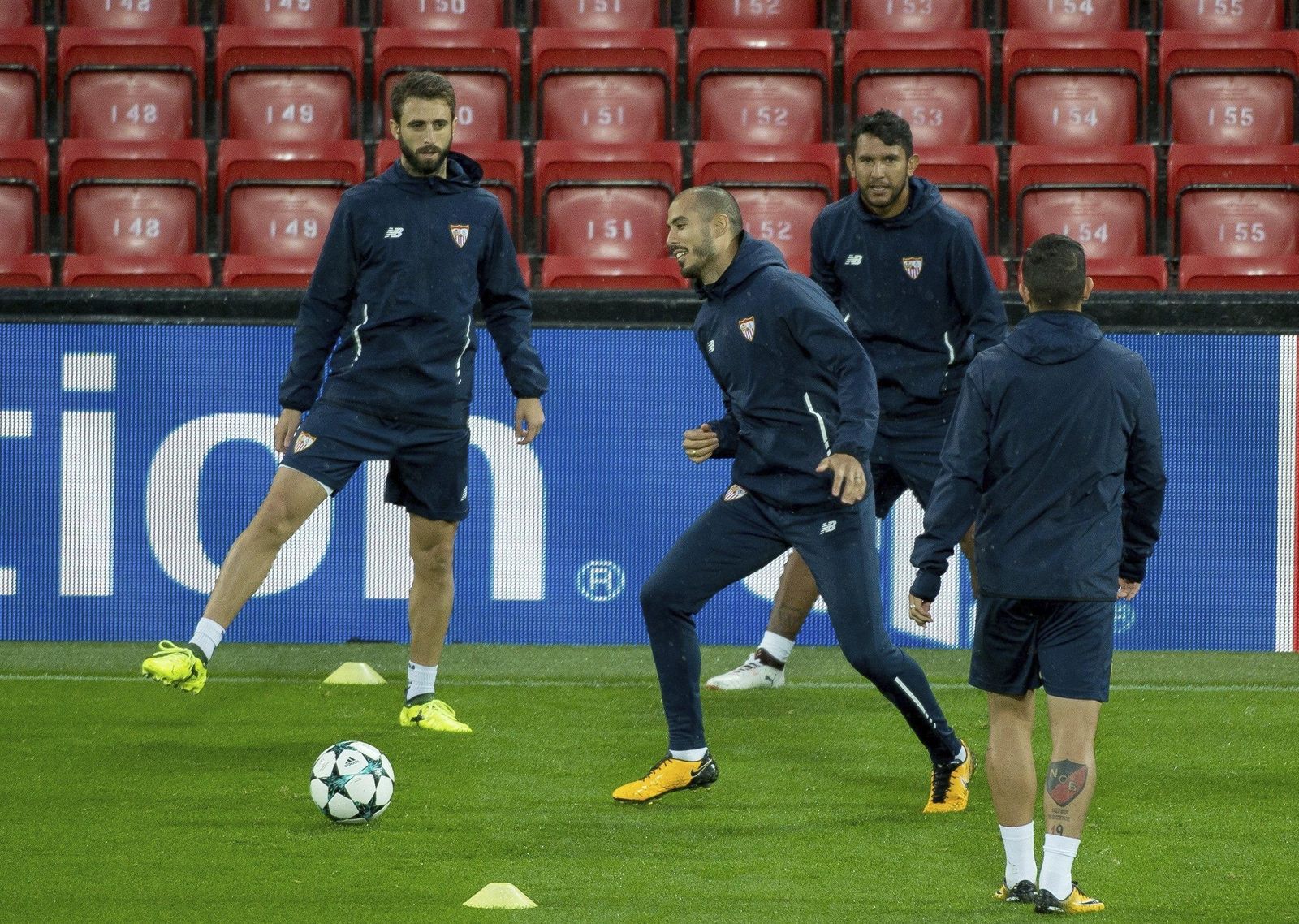 Pizarro sonríe con el balón.