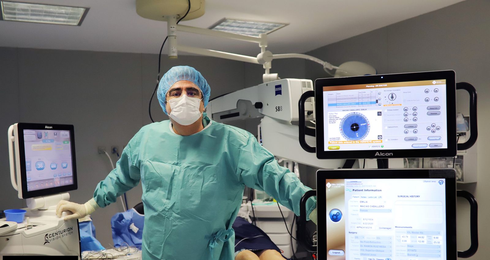 El Doctor Ruiz Mesa en el quirófano de una de las clínicas Oftalvist