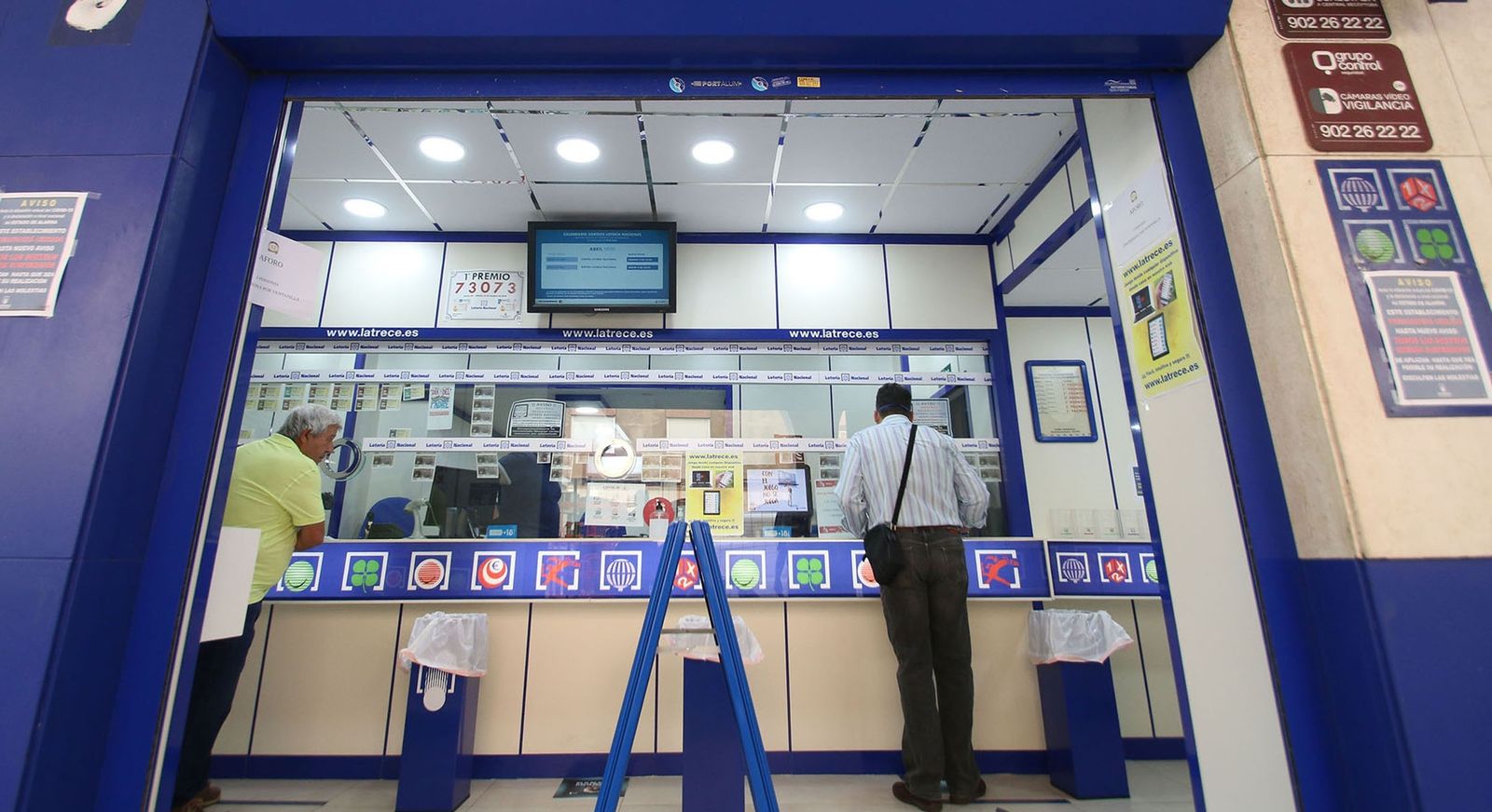 Varias personas en una administración de lotería.