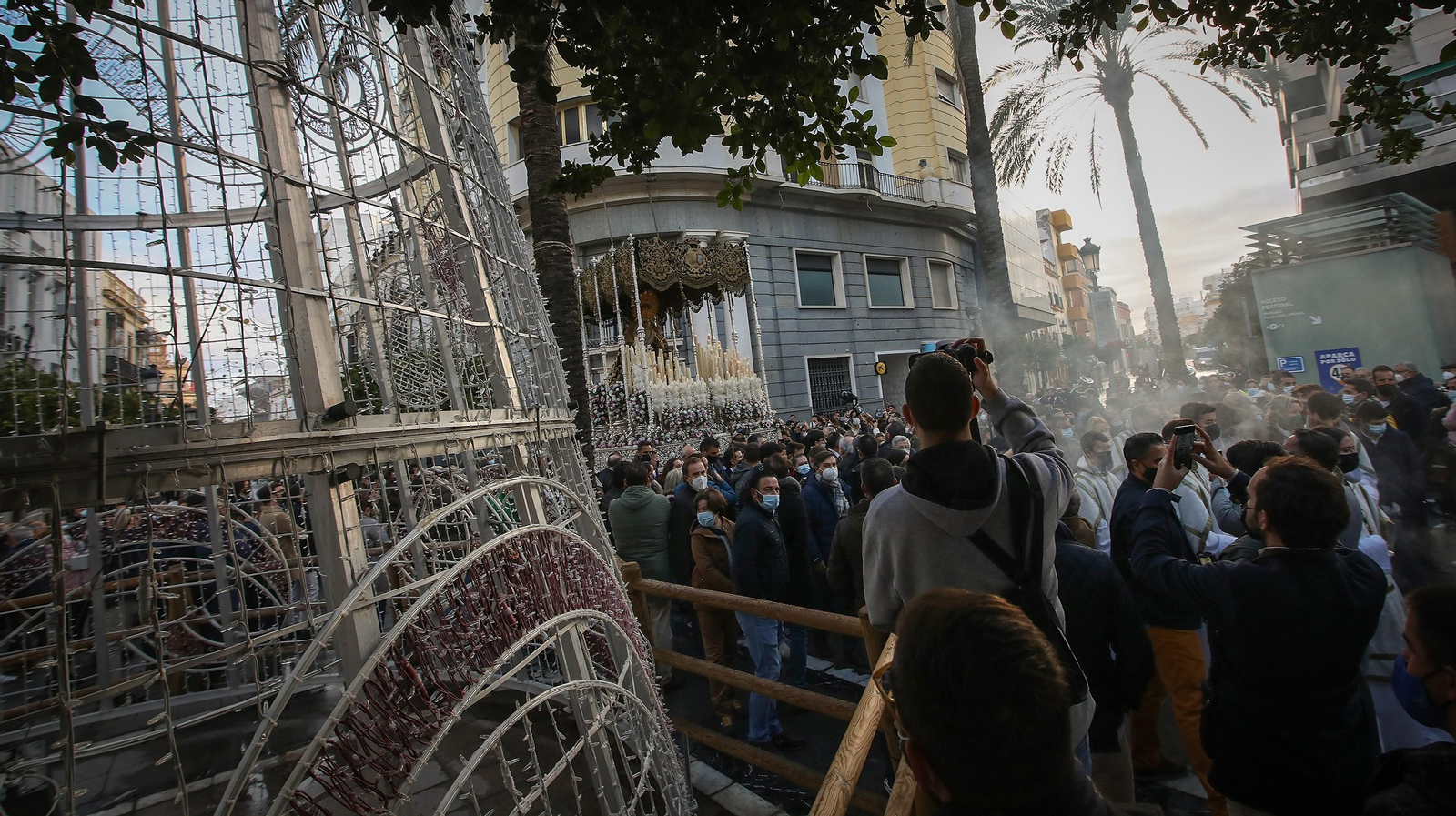 Gran ambiente cofrade en el traslado de la Virgen de la Esperanza a la Catedral
