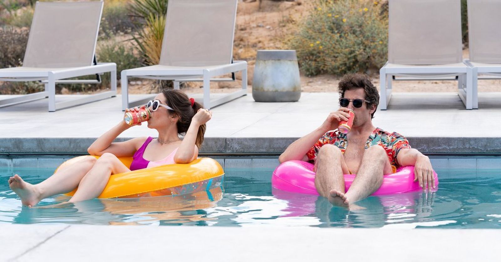 Cristin Milioti y Andy Samberg en una imagen de 'Palm Springs'.