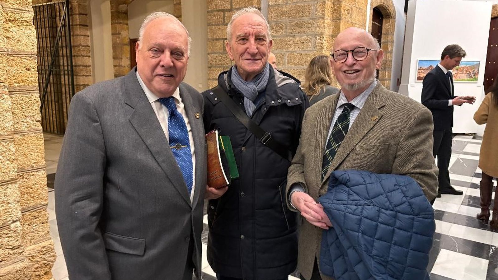 El flamencólogo Guillermo Boto con Juan Ogalla y Enrique García-Agulló en la Diputación.