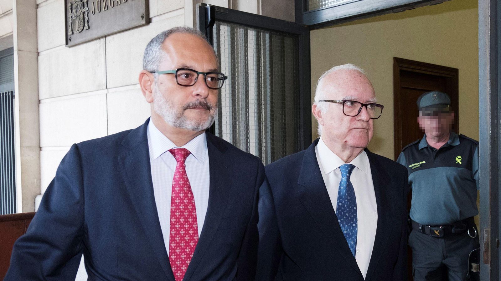 El psiquiatra Javier  Criado junto a su abogado en los juzgados