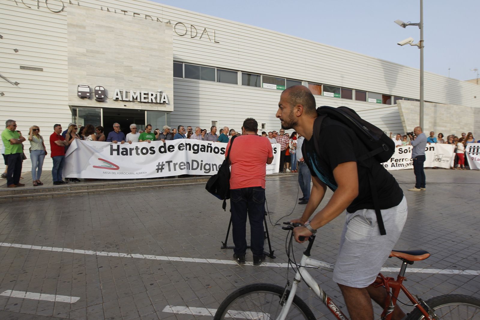 Fotogalería manifestación Mesa del Ferrocarril de Almería