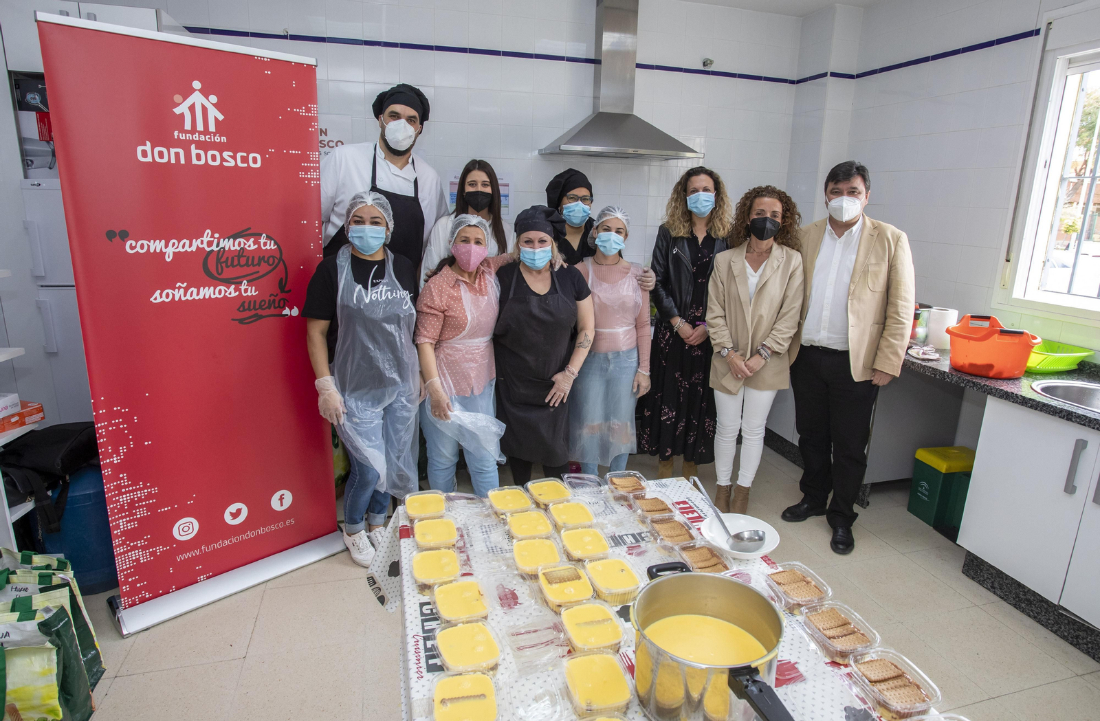 El alcalde y la concejal junto a algunos de los participantes en este proyecto.