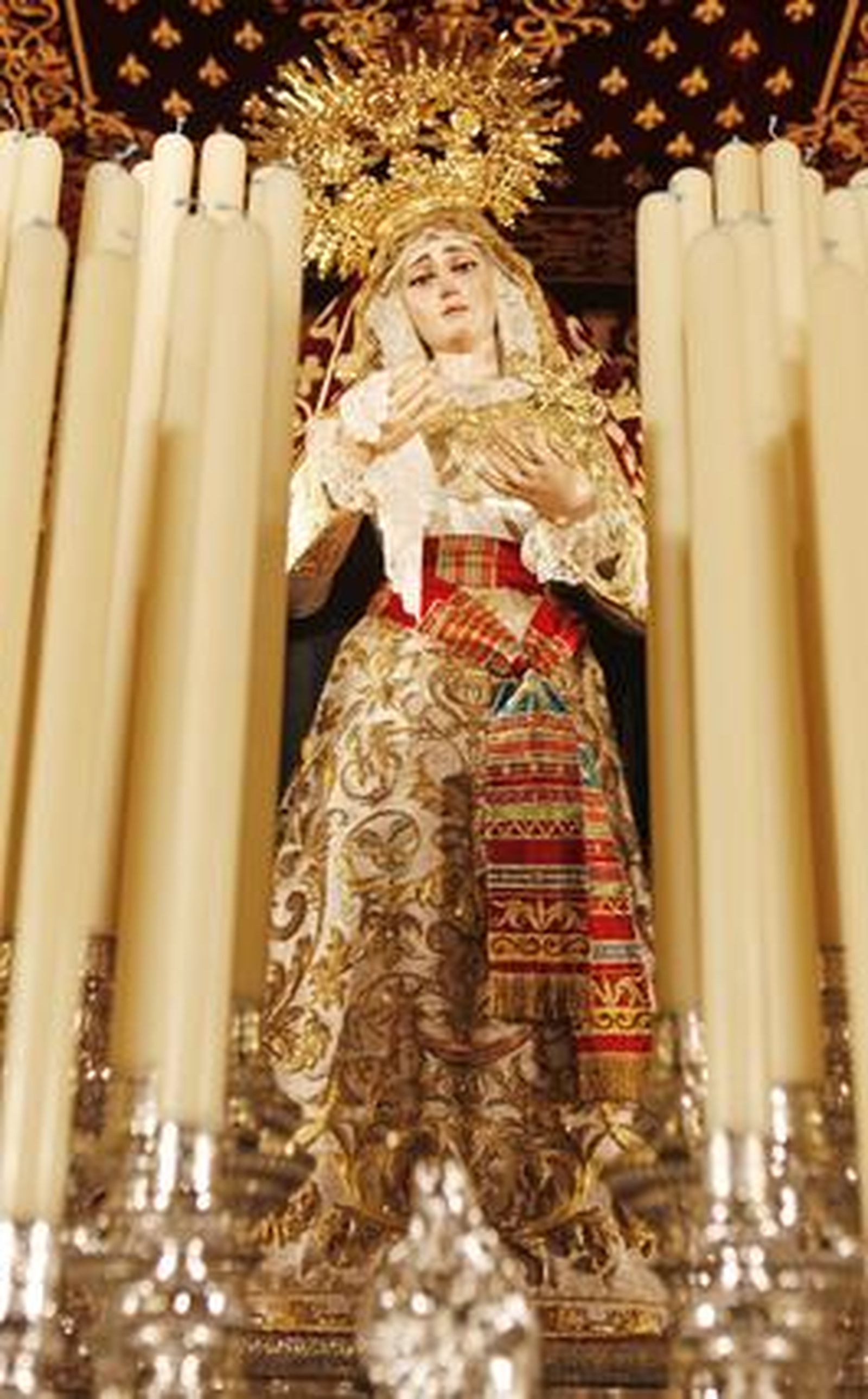 Las hermandades de las Cigarreras presentó la restauración de los bordados de su paso de palio y el nuevo techo, réplica del anterior. 

Foto: Jose Angel Garcia