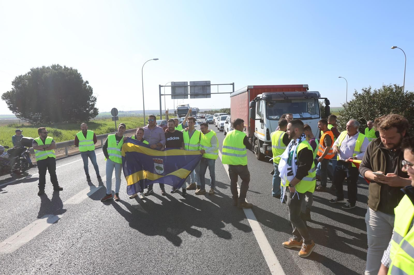 Los agricultores de Huelva cortan la A-49 y provocan el caos: las imágenes del momento