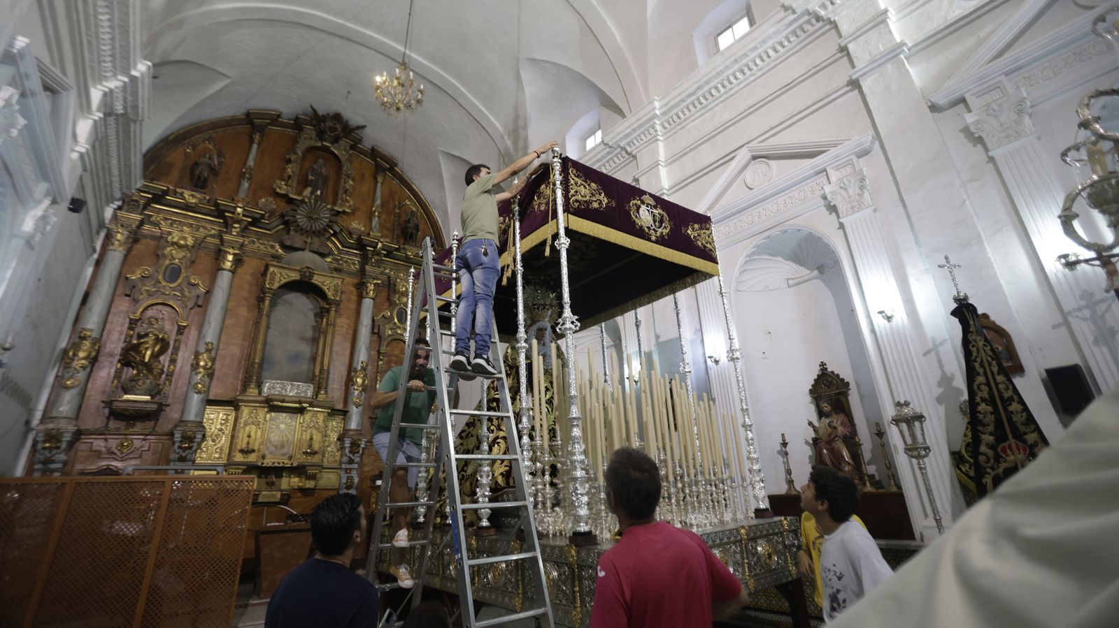 Preparativos en las iglesias de Algeciras para la Magna Mariana, en imágenes