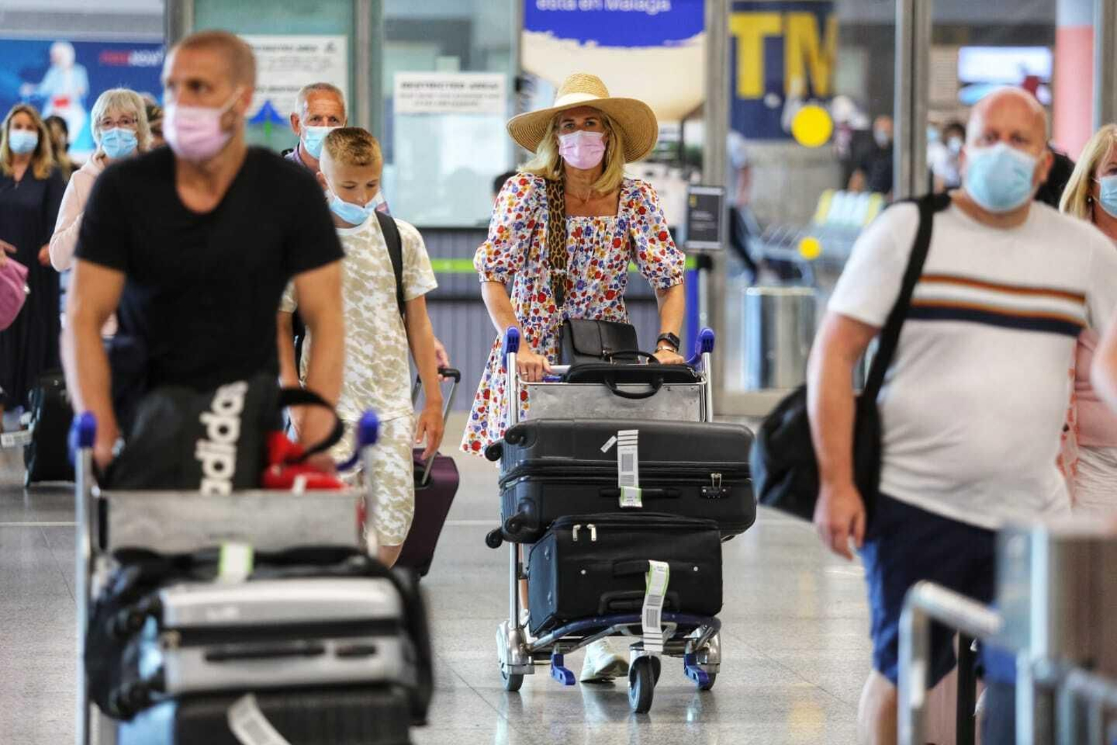 El desembarco de británicos en el aeropuerto de Málaga, en fotos