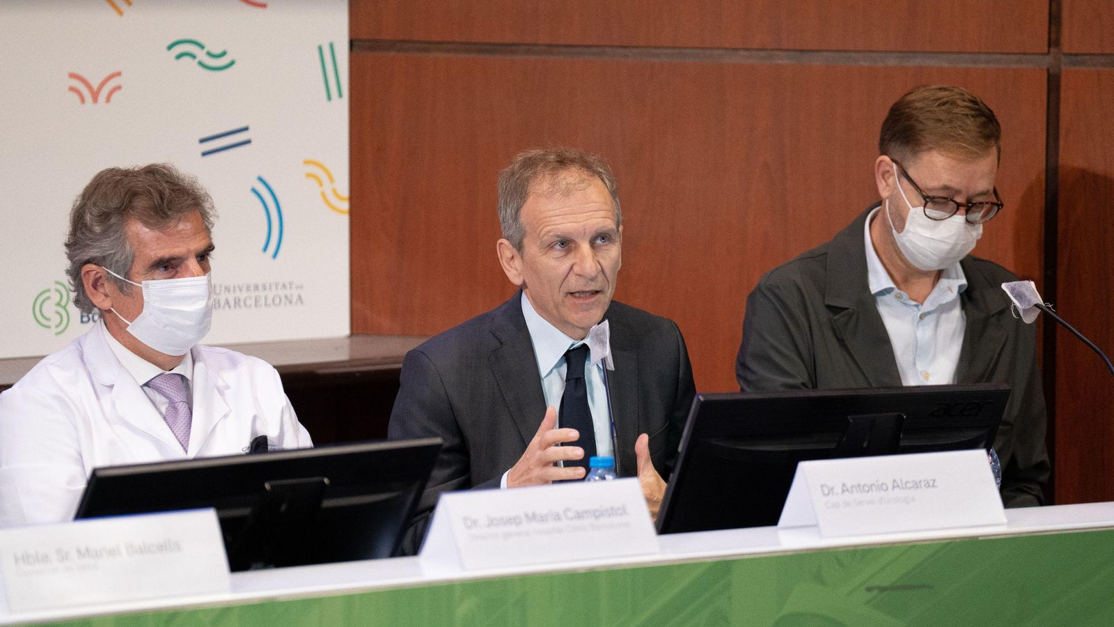 Antonio Alcaraz Asensio, sin mascarilla, en la rueda de prensa ofrecida en el Clínic.