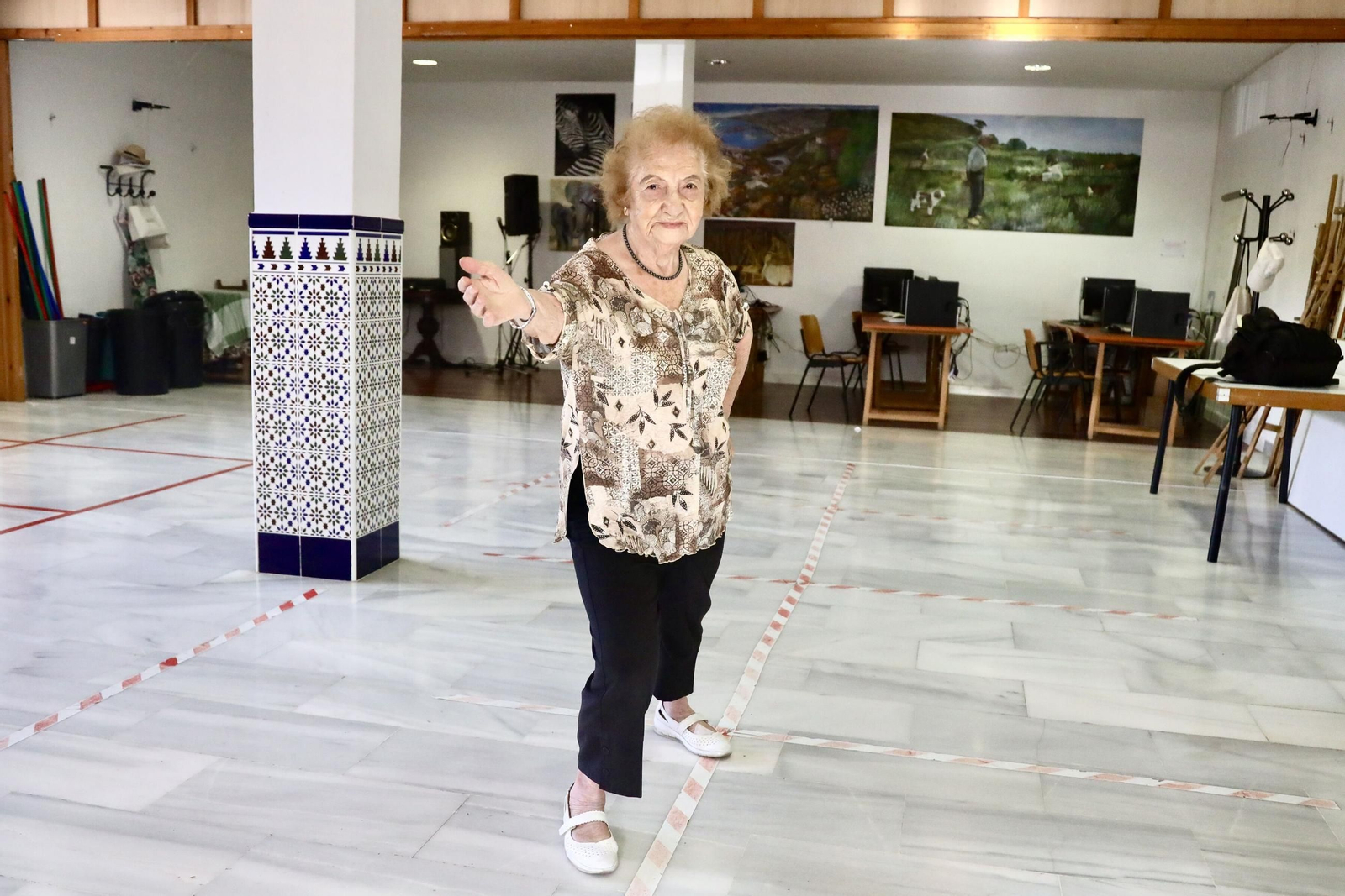 Las fotos de Sara Bullón, vecina de La Luz de 102 años que hace taichí y pinta