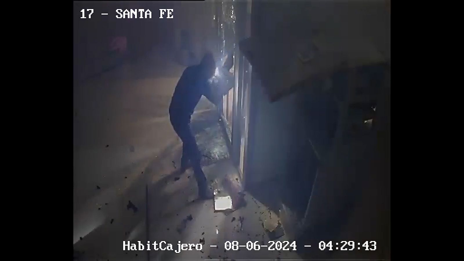 Uno de los ladrones efectúa el robo en Santa Fe.