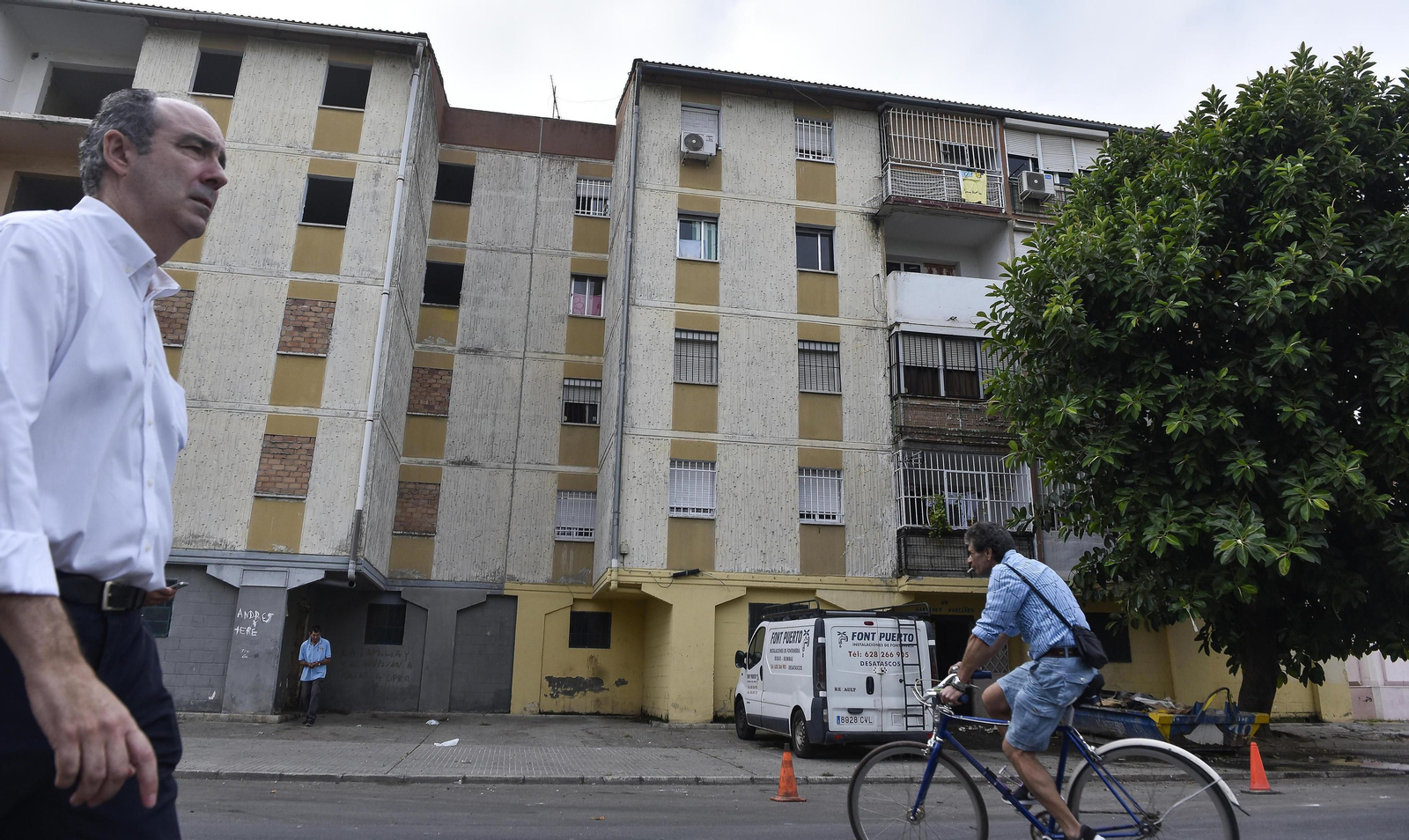 El comisionado, Jaime Bretón, en el Polígono Sur.