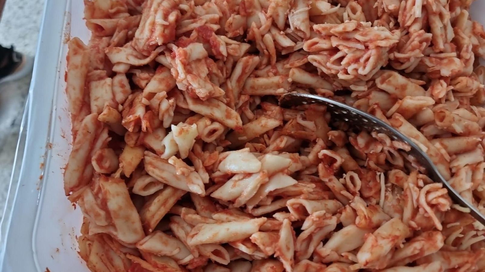 Los macarrones quemados que recibieron en el centro educativo de Málaga.