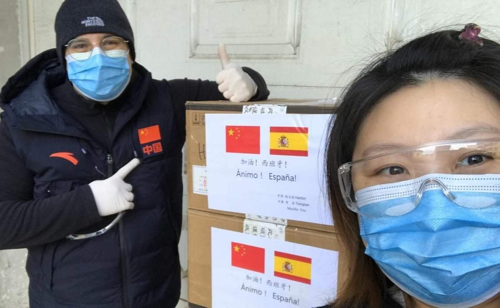 Manuel Murillo, junto a su esposa, con los paquetes de mascarillas que viajarán hacia España.