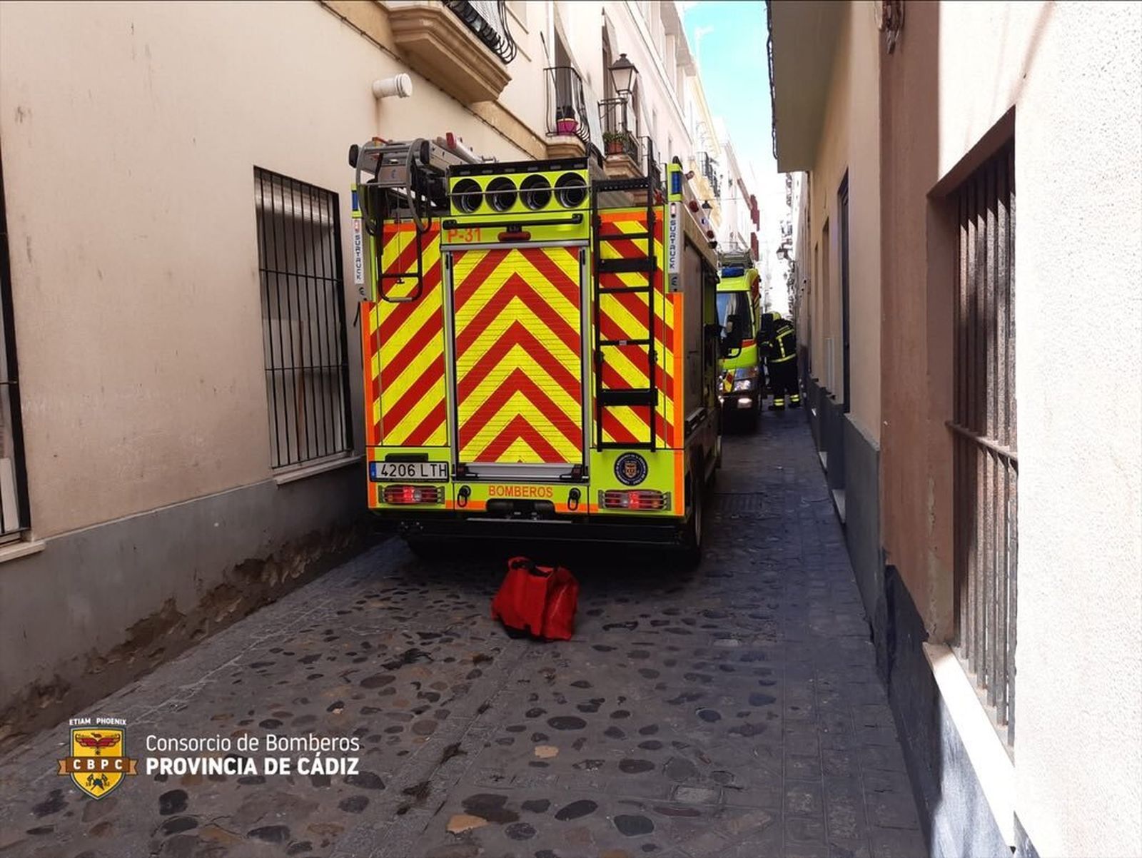 Los bomberos en la calle Mirador de Cádiz por el incendio en una vivienda.