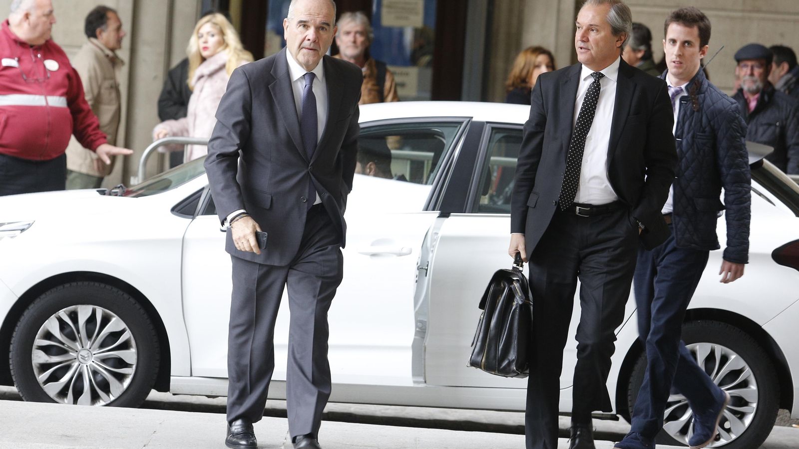 Manuel Chaves llega con su abogado a la Audiencia de Sevilla